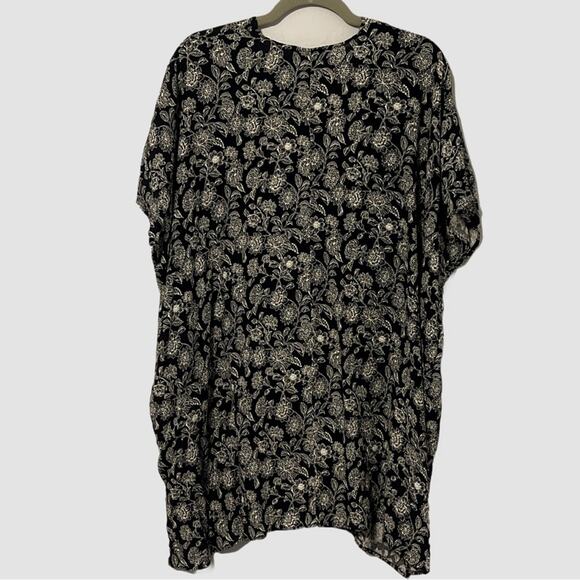 Forever 21 Black & White Floral Kimono Short Sleeve 100%rayon Size Small/Medium - Picture 2 of 5